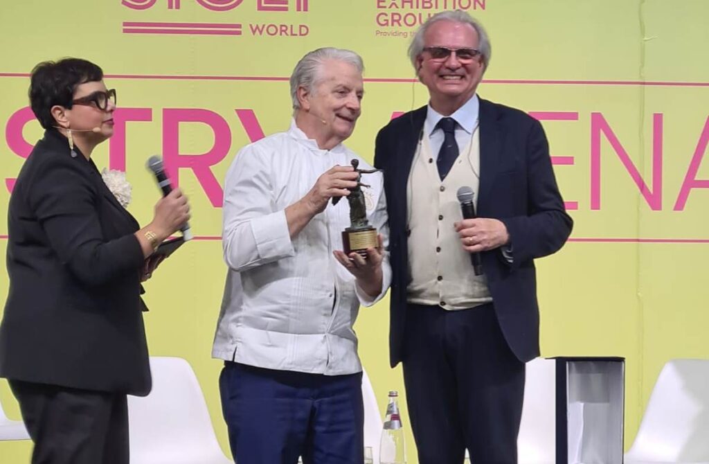 Iginio Massari premia Vittorio Caminiti