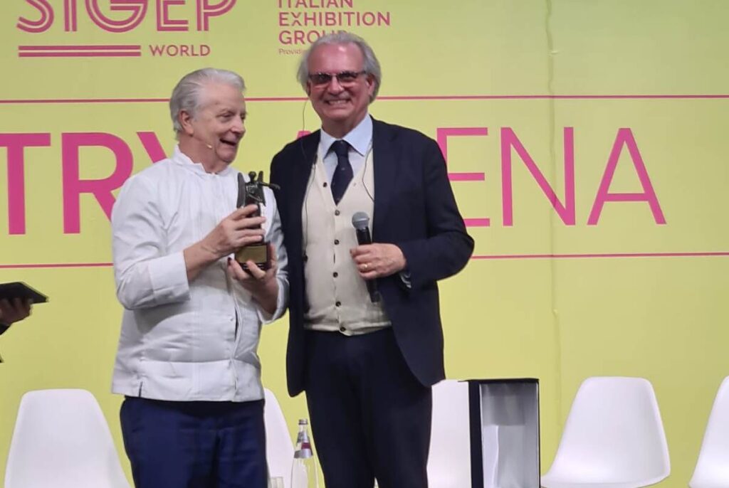 Iginio Massari premia Vittorio Caminiti