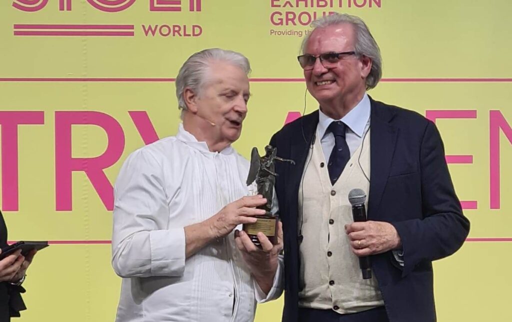 Iginio Massari premia Vittorio Caminiti