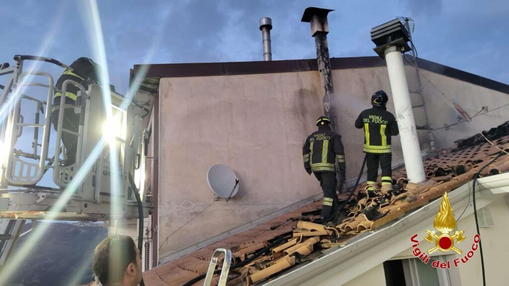 Incendio tetto Casabona