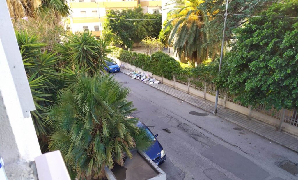Rifiuti abbandonati in Via Varese