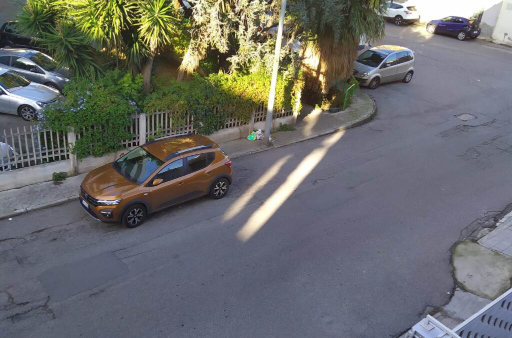 Rifiuti abbandonati in Via Varese