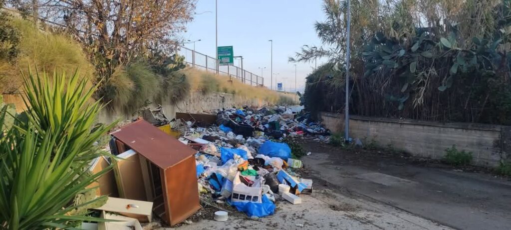 Rifiuti vicino ospedale Cervello Palermo