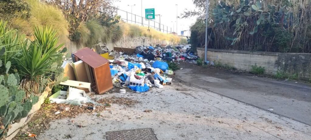 Rifiuti vicino ospedale Cervello Palermo