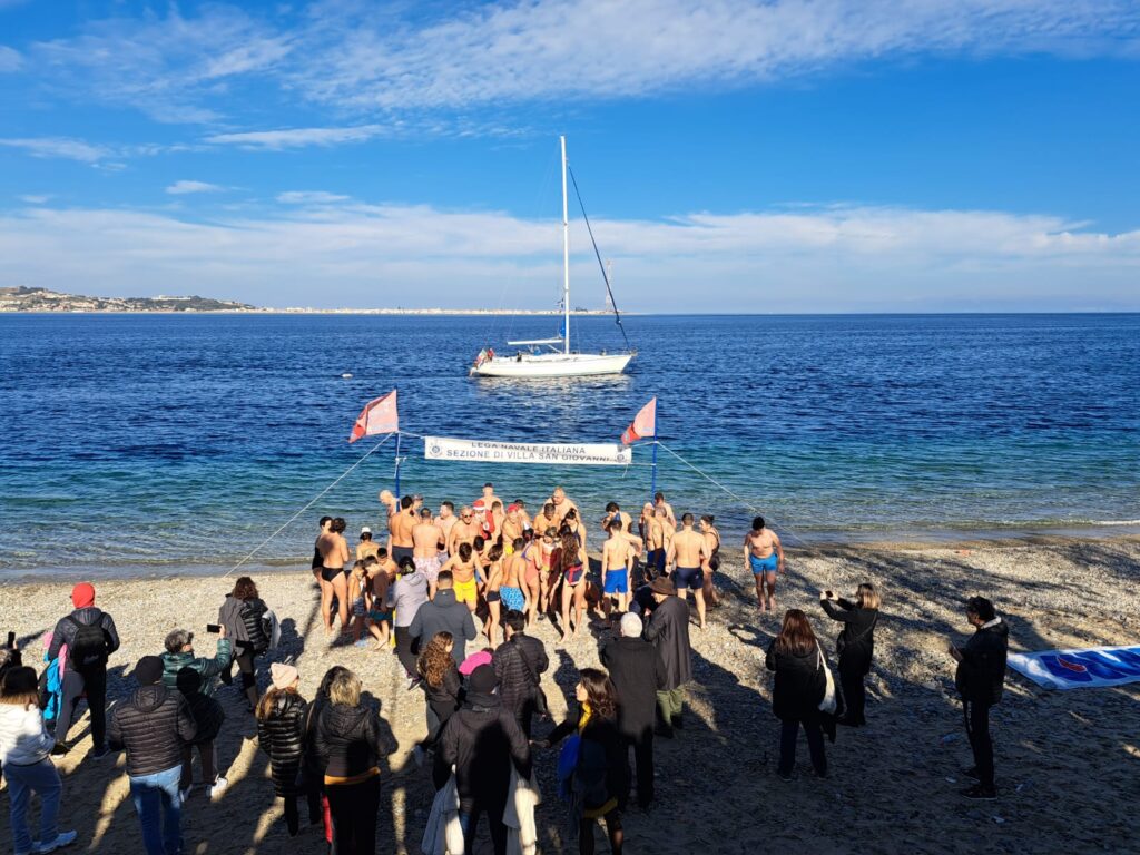 Tuffo di capodanno 2025 villa san giovanni