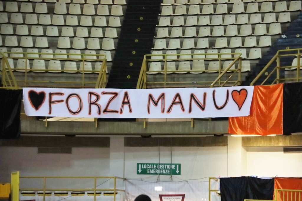 Striscione Manu Fernandez