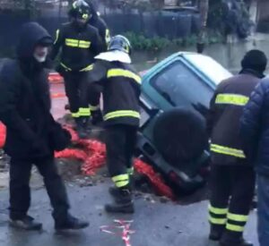 auto dentro la voragine in via del seminario