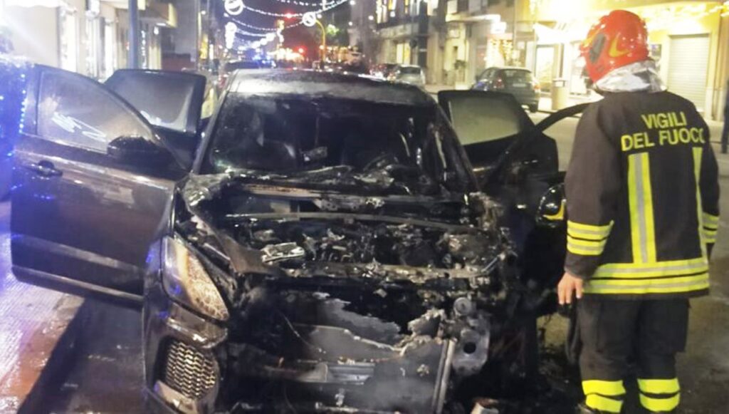auto in fiamme siderno