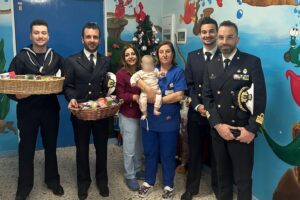 capitaneria di porto visita i piccoli in ospedale