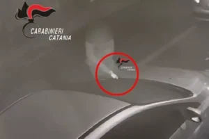 carabinieri catania brucia auto