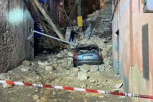 crolla una casa per il maltempo
