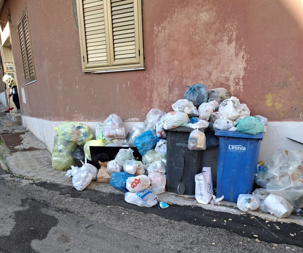 emergenza rifiuti via reggio campi rione G