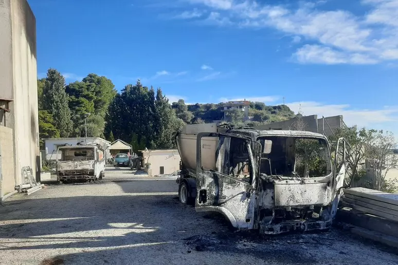 mezzi incendiati a roccella ionica