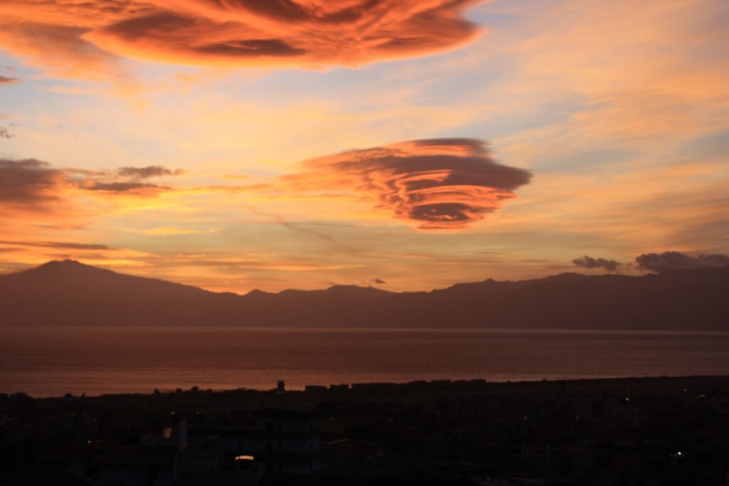 nubi lenticolari reggio calabria 10 gennaio 2024