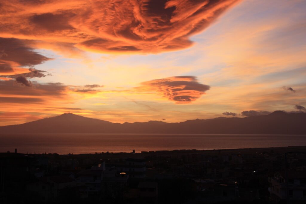 nubi lenticolari reggio calabria 10 gennaio 2024