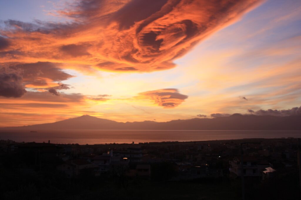 nubi lenticolari reggio calabria 10 gennaio 2024