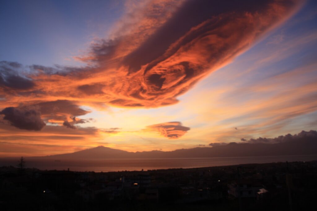 nubi lenticolari reggio calabria 10 gennaio 2024