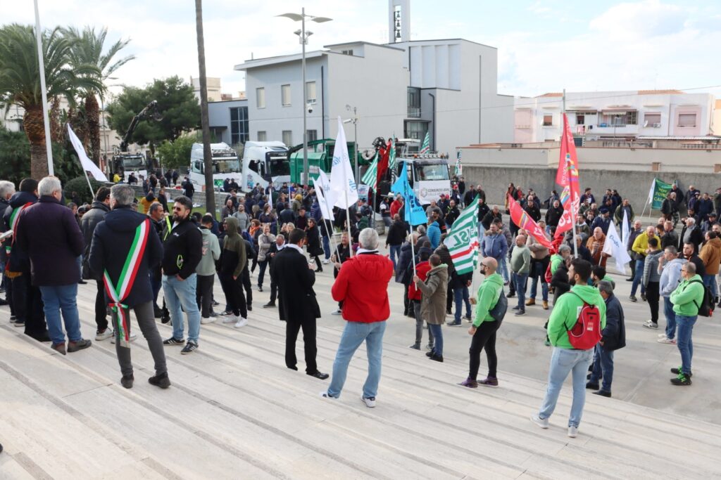 protesta dei lavoratori forestali del Mercure