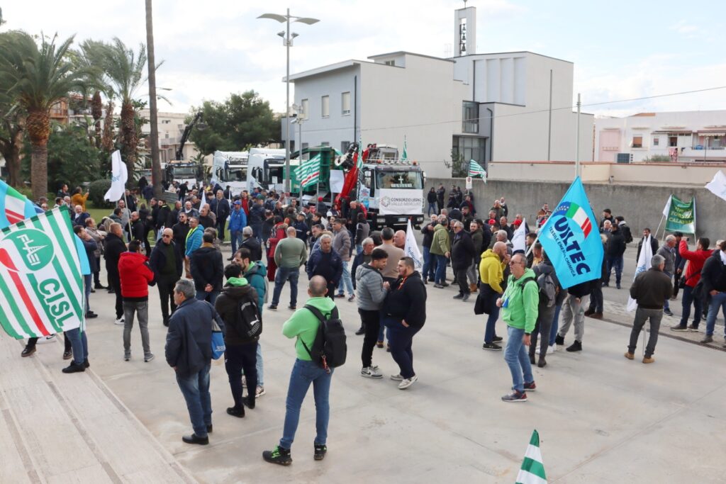 protesta dei lavoratori forestali del Mercure