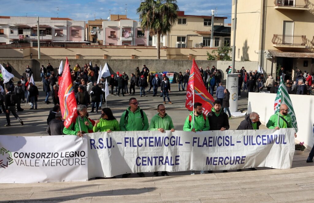 protesta dei lavoratori forestali del Mercure