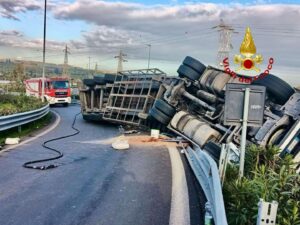 tir ribaltato catania