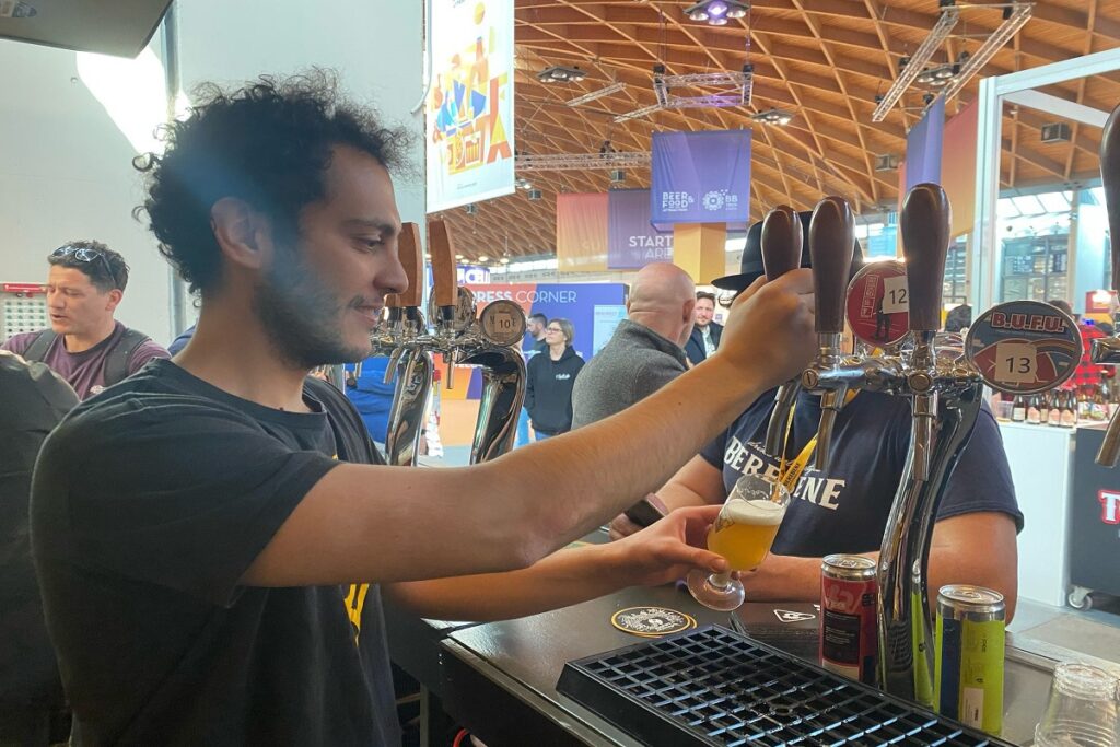 Alessio Cafarella mentre spilla birra di Rock Brewery alla B&F Attraction 25