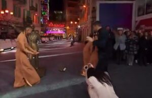 Ballerini di Gaia rompono statua Carlo Conti