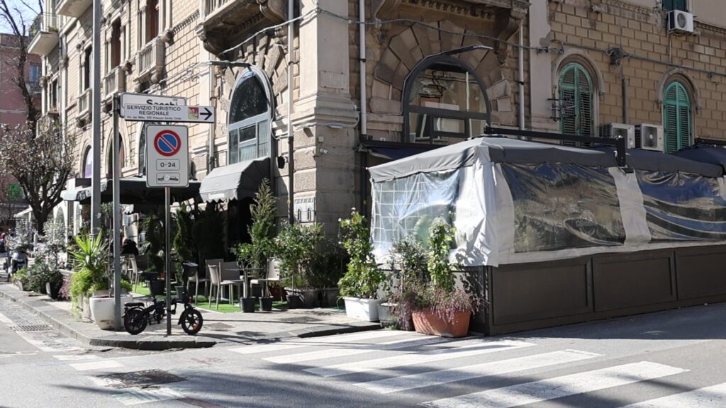 Bar Casaramona prospettiva esterna con dehors