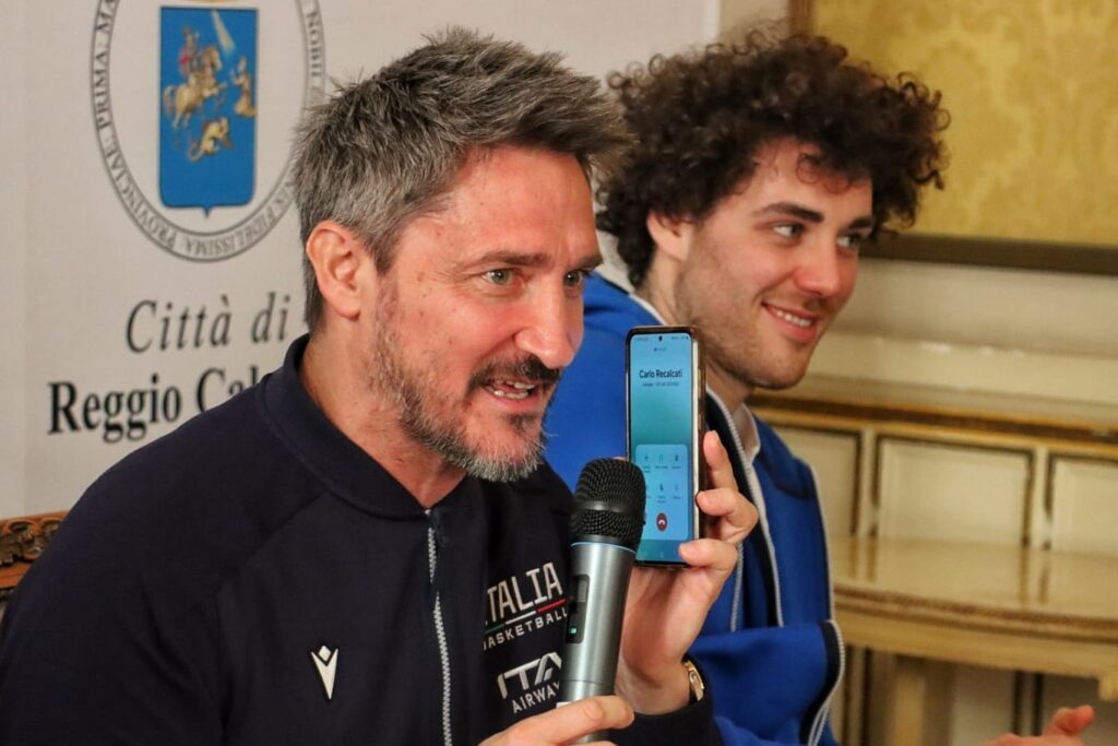 Gianmarco Pozzecco al telefono con Carlo Recalcati