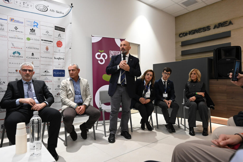 Guida Ais Sicilia 2025 Ragusa durante convegno su Cerasuolo