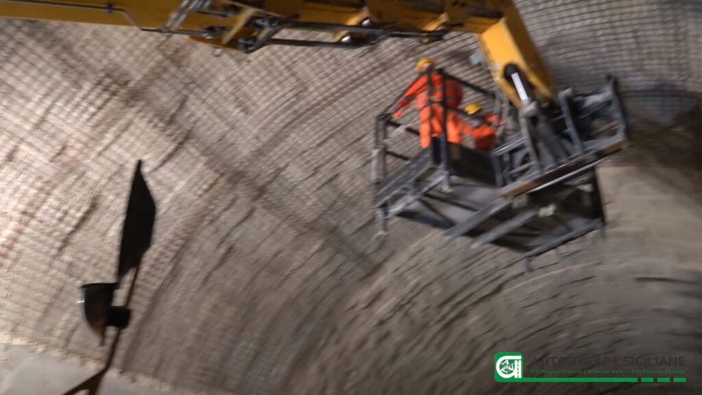 Lavori galleria Calavà operai a ridosso del tetto interno - Consorzio Autostrade Siciliane