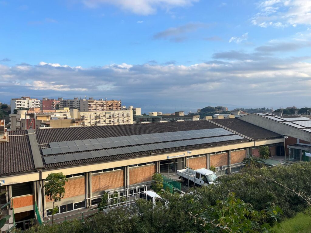 Piscina UniMe dallalto edificio con impianto chiuso