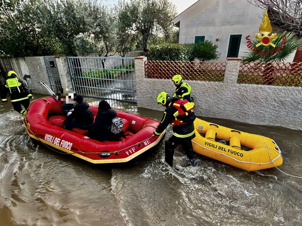 Salvataggio Vigili del Fuoco Messina - Maltempo
