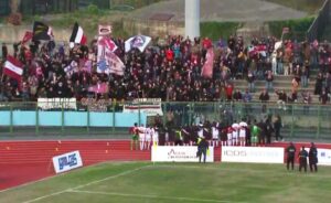 Tifosi e squadra Reggina ad Acireale