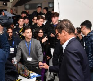 calcio è arte capello firma autografi a studenti