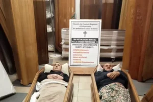 protesta persone dentro le bare
