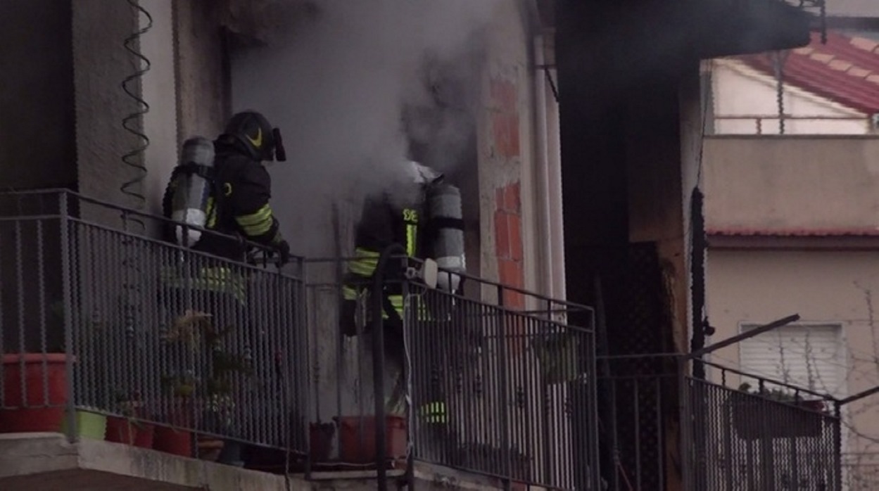 vigili del fuoco incendio abitazione