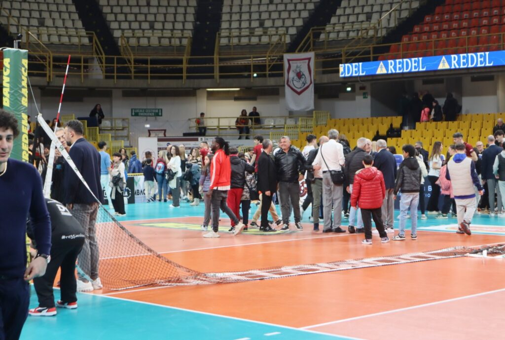 Cambio campo da Volley a Basket PalaCalafiore Reggio Calabria