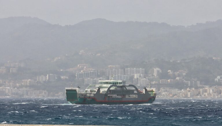 Forte vento nello Stretto di Messina