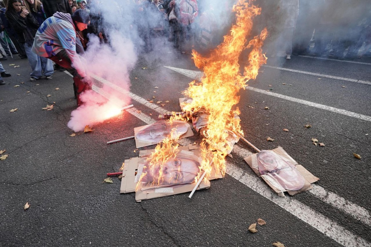 A Torino bruciate sagome e foto di premier e ministri
