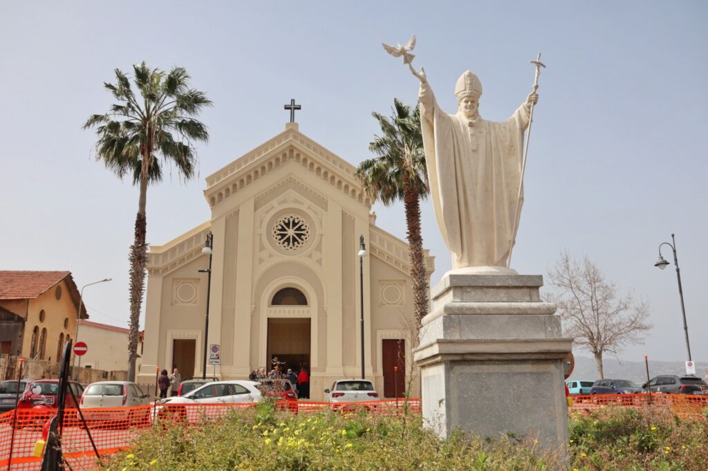 Protesta cittadini Villa San Giovanni per statua del Papa