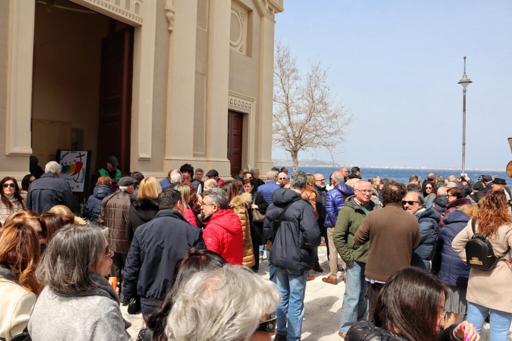 Protesta cittadini Villa San Giovanni per statua del Papa