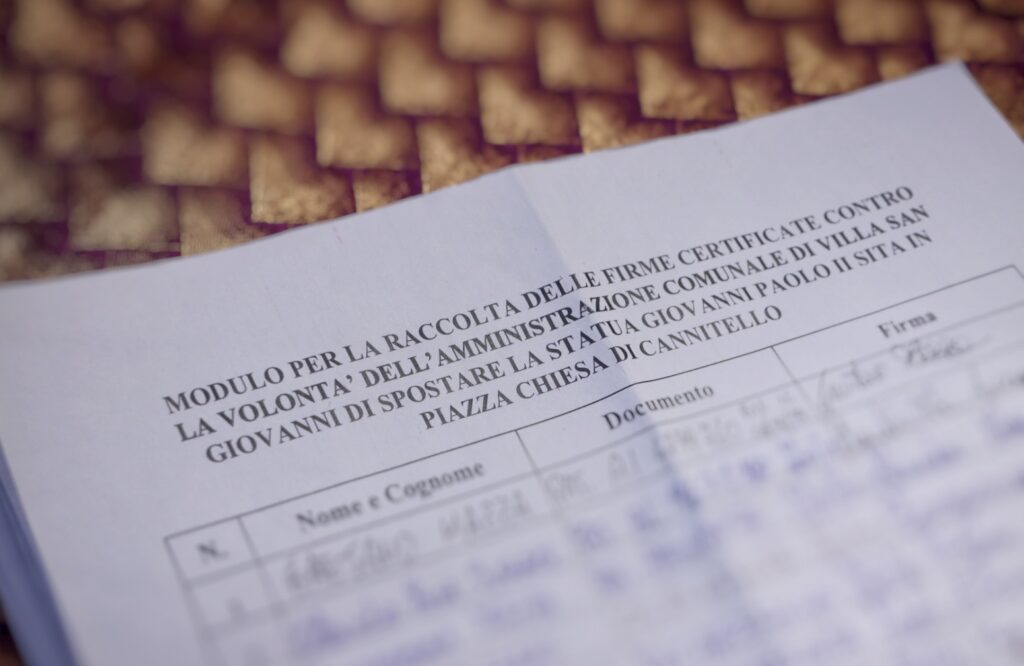 Protesta cittadini Villa San Giovanni per statua del Papa