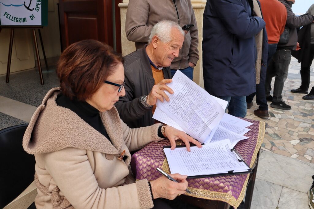 Protesta cittadini Villa San Giovanni per statua del Papa