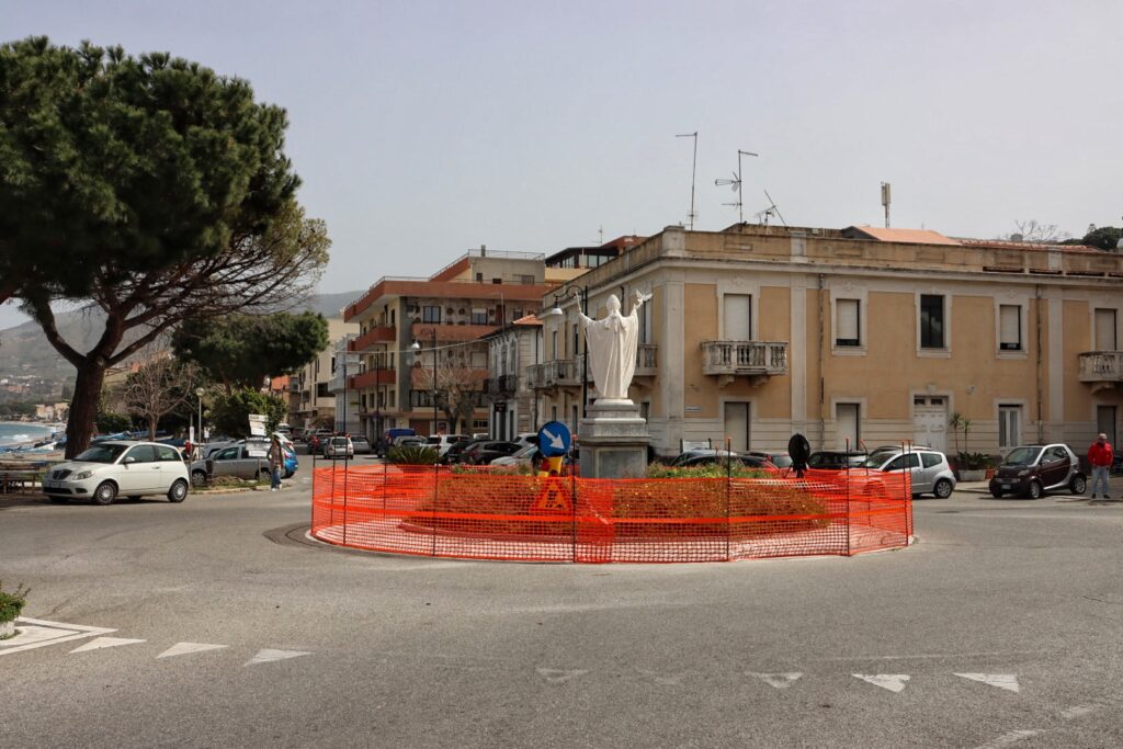 Protesta cittadini Villa San Giovanni per statua del Papa