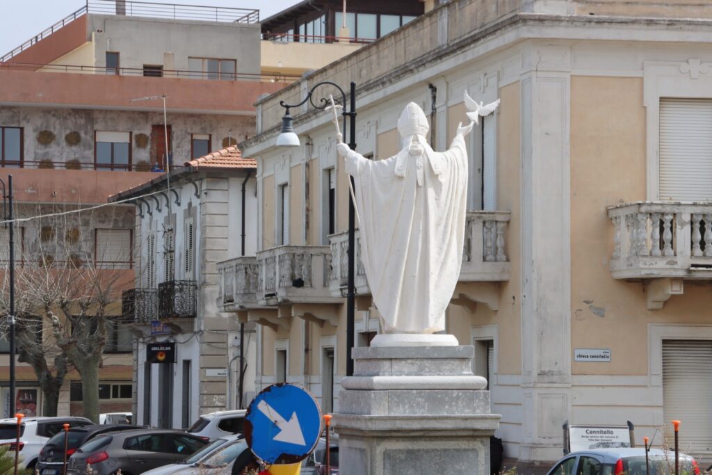 Protesta cittadini Villa San Giovanni per statua del Papa