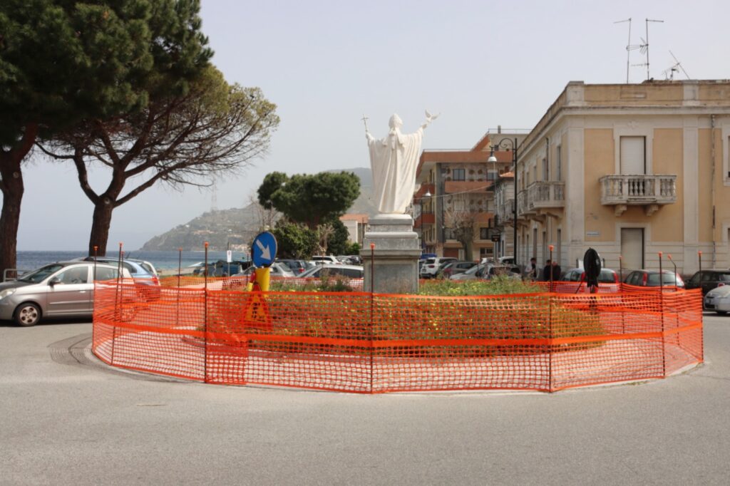 Protesta cittadini Villa San Giovanni per statua del Papa