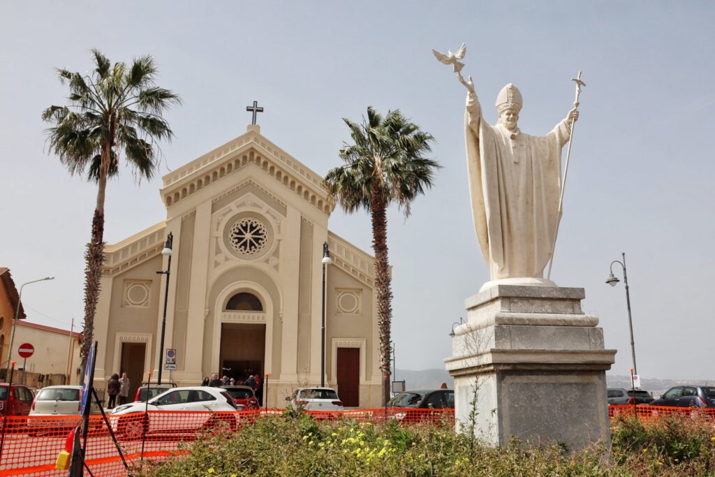 Protesta cittadini Villa San Giovanni per statua del Papa
