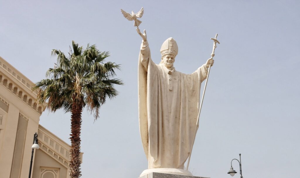 Protesta cittadini Villa San Giovanni per statua del Papa