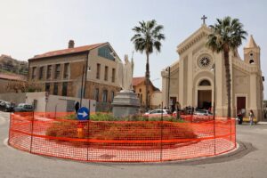 Protesta cittadini Villa San Giovanni per statua del Papa